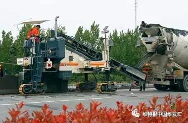 混凝土防撞護(hù)欄僅需一臺(tái)機(jī)器即可實(shí)現(xiàn)連續(xù)攤鋪?zhàn)鳂I(yè)，結(jié)構(gòu)物一次性成型，經(jīng)濟(jì)高效。