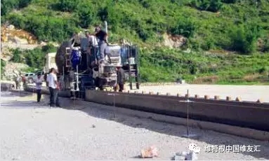 機(jī)器轉(zhuǎn)向系統(tǒng)的電子傳感器追蹤沿結(jié)構(gòu)物設(shè)置的基準(zhǔn)線。可以選裝維特根新型 AutoPilot 自動(dòng)導(dǎo)航系統(tǒng)