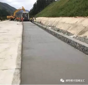 SP 25 一臺(tái)機(jī)器即可實(shí)現(xiàn)混凝土路面連續(xù)攤鋪?zhàn)鳂I(yè)，穩(wěn)定的機(jī)器性能及高效的生產(chǎn)率， 保證攤鋪?zhàn)鳂I(yè)的日產(chǎn)量和施工質(zhì)量