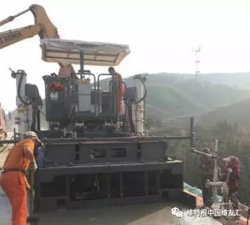 混凝土經(jīng) SP 25 機(jī)身配有的多根高頻振搗棒進(jìn)行振 搗和密實(shí)后，由后掛模具一次性擠壓成型，形成密 實(shí)度高而且骨料分布均勻的混凝土路面